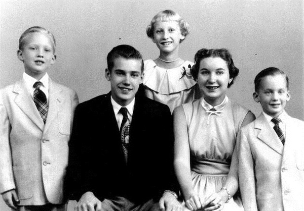 
Tỷ phú Trump (ngoài cùng bên trái) chụp ảnh cùng gia đình.

