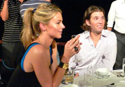 Donald Trump Jr và Hoa hậu Hoàn vũ 2004 Jennifer Hawkins (người Australia) tại buổi tiệc mừng Tân Hoa hậu.