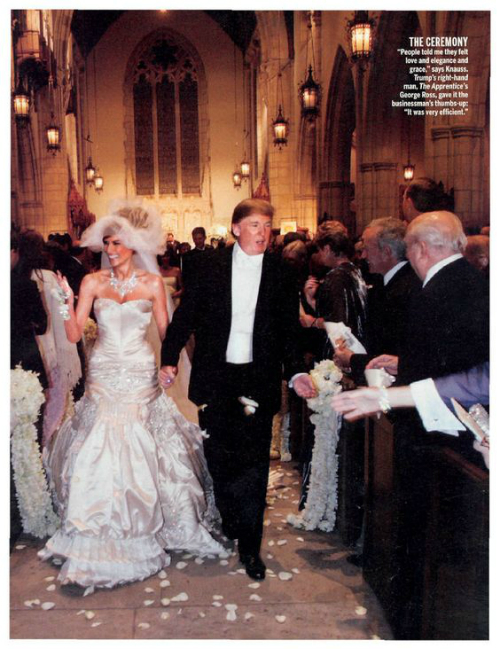 
Đám cưới của Donald Trump gây xôn xao cả nước Mỹ vì tổng chi phí lên đến gần 50 triệu USD. 350 khách mời VIP được ông đưa đón bằng máy bay riêng đến Palm Beach, trong đó có những VIP như: vợ chồng ông Bill Clinton, Thống đốc New York George Pataki, Thống đốc California Arnold Schwarzenegger, vợ chồng cựu Ngoại trưởng Mỹ Henry và Nancy Kissinger, Thái tử Anh Charles, Thái tử Monaco Albert, bà hoàng truyền hình Mỹ Oprah Winfrey, danh ca Elton John...
