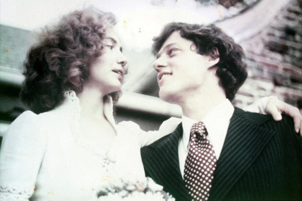 
Bill Clinton và Hillary Clinton hạnh phúc trong hôn lễ của họ vào năm 1975.
