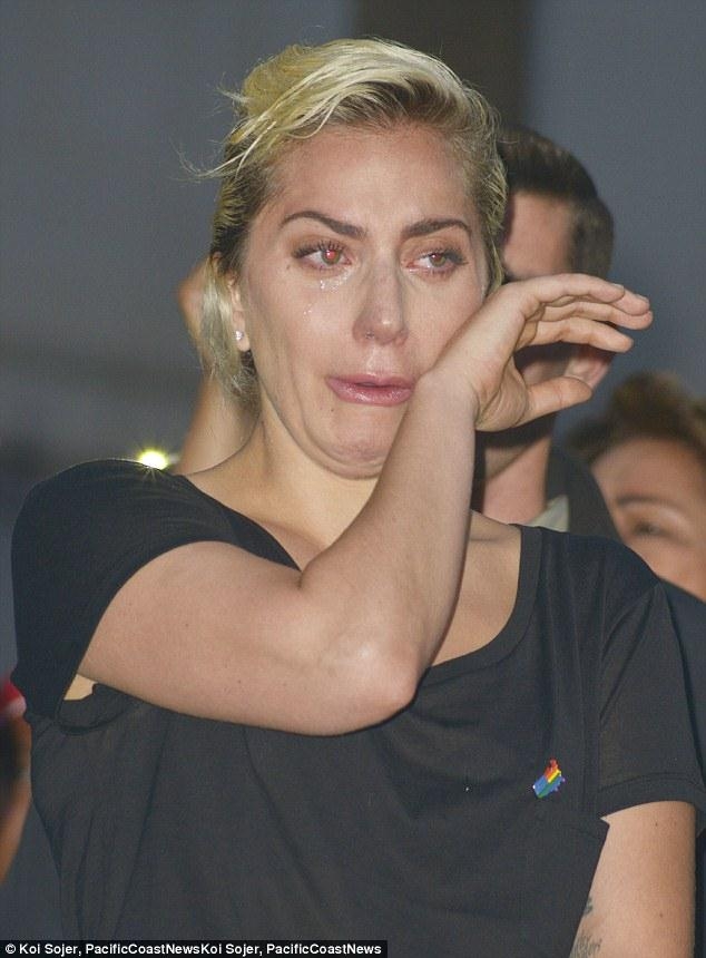 
Lady Gaga cũng là một trong những nghệ sĩ ôm mặt khóc nức nở khi bà Clinton thua cuộc.
