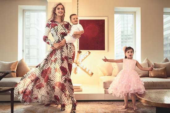 
Bộ trang phục đến từ thương hiệu Dolce & Gabanna giúp Ivanka giữ được sự thanh lịch, sang trọng ngay cả khi ở nhà, vui đùa bên các con.
