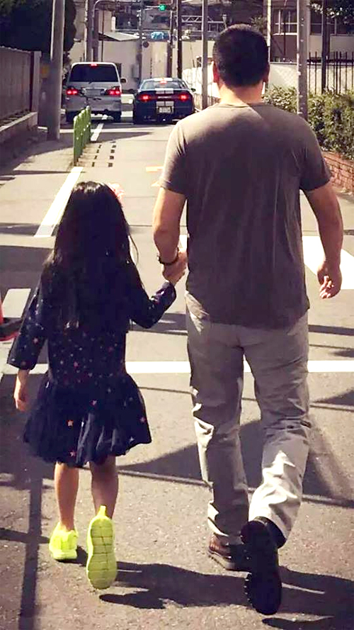
Ảnh chồng con Triệu Vy đi dạo được cô chia sẻ trên mạng xã hội.
