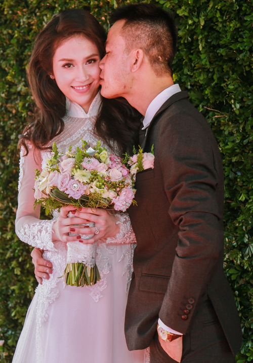 
Thu Vũ và doanh nhân Minh Hải trong lễ đính hôn hồi tháng 7/2016.

