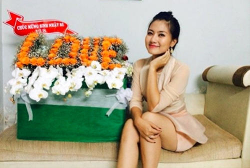 
Ngọc Lan chia sẻ lẵng hoa bạn trai tặng trong ngày sinh nhật kèm một chiếc nhẫn cầu hôn. Ảnh chụp năm 2014.
