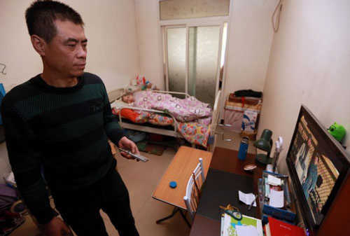 Theo news.yesky, anh Jian-hua trước đ&acirc;y l&agrave; chủ một doanh nghiệp chuy&ecirc;n về bất động sản, c&oacute; trong tay khối t&agrave;i sản lớn. Từ khi vợ bị bệnh, anh quyết định b&aacute;n hết của cải để chạy chữa cho chị.