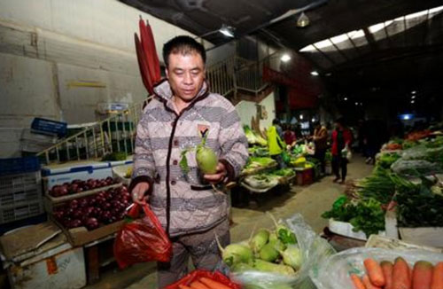 Cuộc sống hiện tại rất kh&oacute; khăn. Mỗi ng&agrave;y anh chỉ c&oacute; v&agrave;i chục nh&acirc;n d&acirc;n tệ đi chợ nấu nướng. Kh&ocirc;ng c&oacute; điều kiện kinh tế tốt, nhưng anh chăm s&oacute;c vợ rất chu đ&aacute;o, l&agrave;n da chị vẫn trắng hồng, s&aacute;ng đẹp.