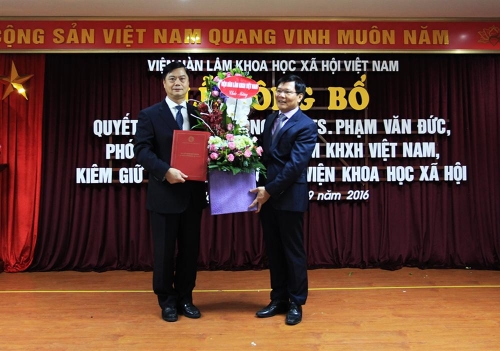 
Lễ trao giấy chứng nhận bổ nhiệm chức danh Gi&aacute;o sư, Ph&oacute; Gi&aacute;o sư.
