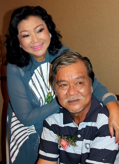 Nghệ sĩ Huỳnh Long Hải bên Nghệ sĩ Nhân dân Kim Cương (trái).