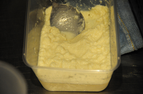 Nguy&ecirc;n liệu ch&iacute;nh để l&agrave;m n&ecirc;n chiếc b&aacute;nh l&agrave; củ khoai m&igrave; (sắn theo c&aacute;ch gọi miền Bắc). Khoai m&igrave; được xay th&agrave;nh bột trộn với c&aacute;c loại nguy&ecirc;n liệu kh&aacute;c như đường thốt nốt, dừa tươi, bơ, sữa.