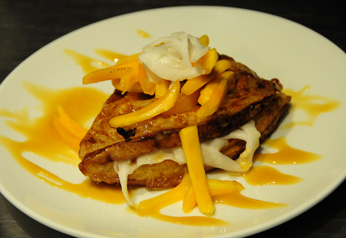 M&iacute;t v&agrave; dừa tươi được phủ l&ecirc;n tr&ecirc;n b&aacute;nh để ăn k&egrave;m.