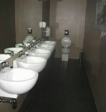 Phòng vệ sinh xịn cho các nhân viên, nhưng ông chủ một nhà hàng đã mắc lỗi nghiêm trọng, vì khi bồn cầu được dùng, không ai dám vào rửa tay, và ngược lại.