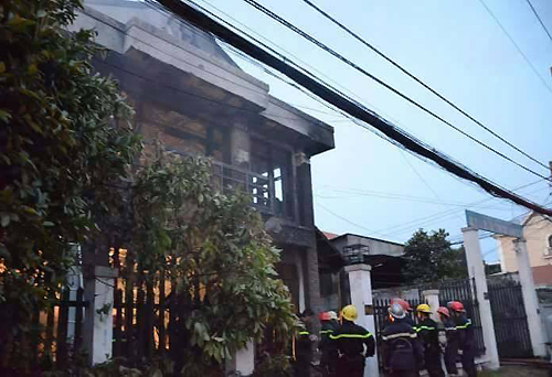C&oacute; khoảng 10 người l&agrave;m việc trong căn nh&agrave; khi lửa bốc l&ecirc;n. Ảnh: CTV