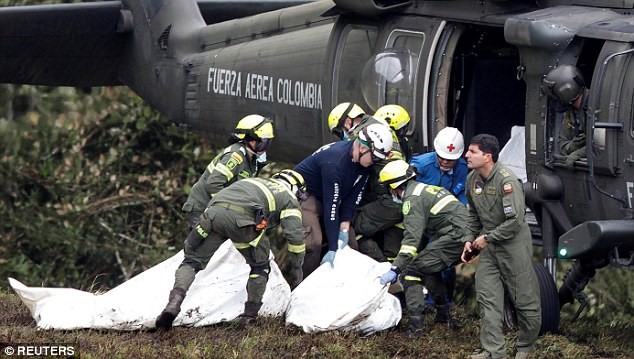 
 Đội cứu hộ Colombia đưa các thi thể rời hiện trường. Ảnh: Reuters.
