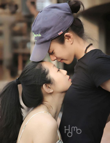 Ou hy vọng đến khi gia đình phát hiện ra chuyện cô kết hôn giả, xã hội Trung Quốc đã có cái nhìn thoáng hơn về cộng đồng LGBT. Ảnh: BBC