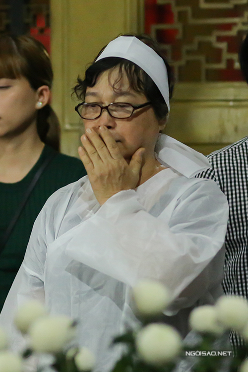 
B&agrave; đau x&oacute;t v&igrave; chồng ra đi đột ngột, chưa kịp trăn trối, dặn d&ograve; vợ con điều g&igrave;. S&aacute;ng 1/12, hai vợ chồng Quang L&yacute; c&ograve;n đi tập thể dục c&ugrave;ng nhau nhưng khi về đến nh&agrave;, &ocirc;ng bất ngờ l&ecirc;n cơn nhồi m&aacute;u cơ tim rồi mất.
