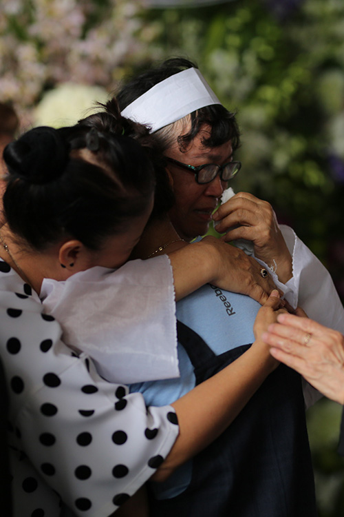 
Vừa gặp người th&acirc;n, con g&aacute;i &ocirc;ng &ocirc;m chầm v&agrave; kh&oacute;c nức nở.
