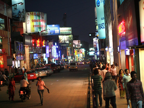 Thành phố Bangalore, Ấn Độ xếp thứ hai trong danh sách. Thành phố này được biết đến là thủ đô công nghệ của Ấn Độ và đang phát triển nhanh chóng để trở thành thành phố quốc tế. Mức sống ở đây được đánh giá là thấp với chi phí cho đồ ăn và sinh hoạt không cao.