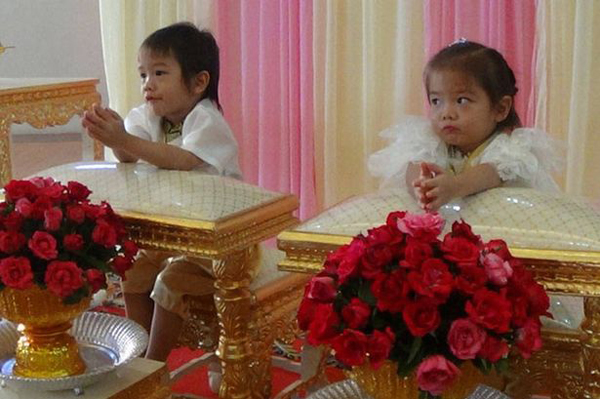 
Hai đứa trẻ ngơ ngác khi mọi người thực hiện các nghi lễ cần thiết của đám cưới. Ảnh: Xclusivepix Media
