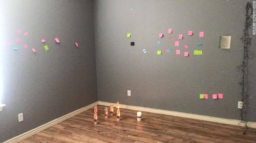 
Phòng ngủ của Brandy ngập tràn ánh nến và những lời nhắn gửi. Ảnh: CNN

