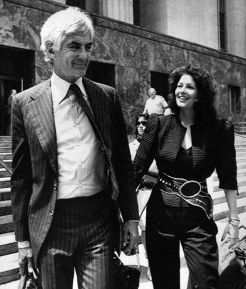 
John DeLorean vui mừng bên vợ khi rời khỏi toà (1982).
