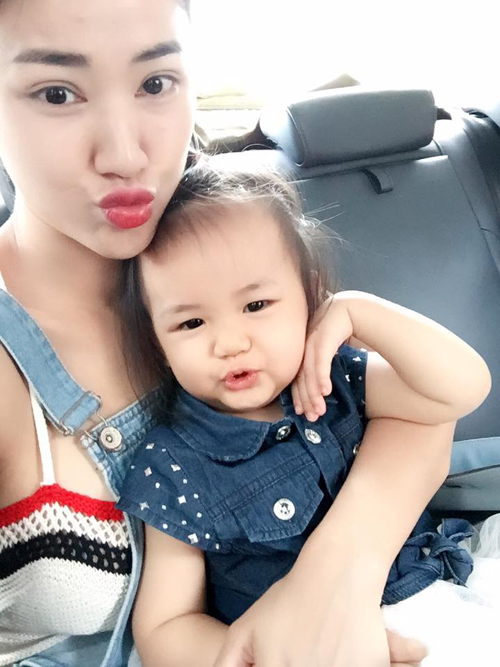 
Cuộc sống l&agrave;m mẹ đơn th&acirc;n của nữ ca sĩ kh&ocirc;ng hề dễ d&agrave;ng khi c&ocirc; &iacute;t c&oacute; thời gian ở b&ecirc;n con v&igrave; mải chạy show.
