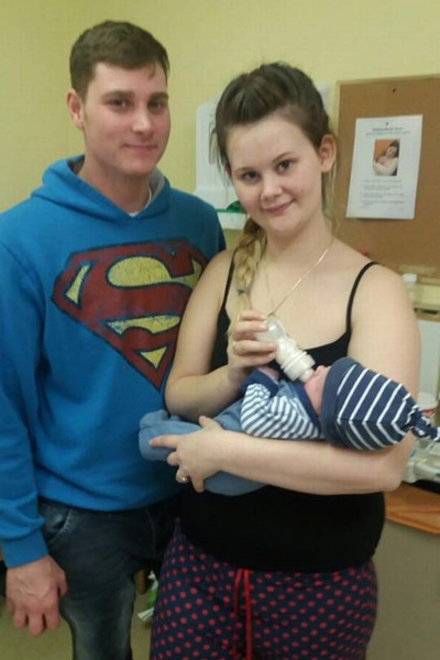 
Jessica và chồng Ree Jenkins bên con trai mới sinh. Ảnh: Wales News Service
