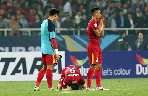 
Công Vinh từng chờ đợi cùng tuyển Việt Nam chinh phục AFF Cup 2016 để ra đi trên đỉnh cao, nhưng mong muốn đó bất thành. Ảnh: Đức Đồng.

