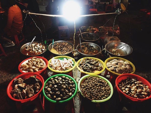 Tuy không đa dạng như ở Sài Gòn, những hàng bán ốc xào, ốc luộc ở chợ đêm Đà Lạt luôn khiến thực khách mê mẩn. Thường người Đà Lạt ăn khá cay nên nếu không ăn được cay, bạn nên dặn chủ quán trước.