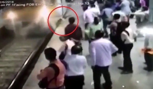 
Sapna Shukla đã bị cuốn xuống gầm tàu trong tiếng la hét thất thanh của hành khách xung quanh.
