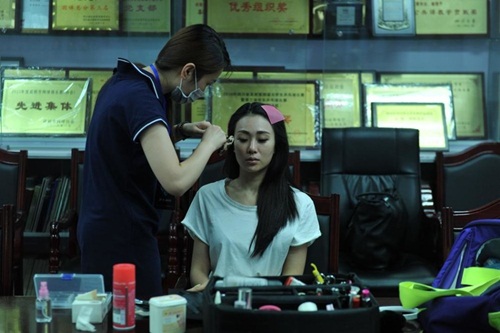 
Trong ảnh l&agrave; H&agrave;m Dư đang nghỉ ngơi để h&oacute;a trang, chuẩn bị cho buổi chiều biểu diễn bận rộn.
