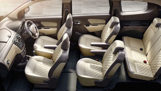 Những trang bị ch&iacute;nh tr&ecirc;n Renault Lodgy Stepway gồm: Ghế l&aacute;i c&oacute; thể điều chỉnh chiều cao, định vị m&agrave;n h&igrave;nh cảm ứng với cổng USB, Bluetooth v&agrave; AUX, v&ocirc;-lăng đa chức năng, hệ thống phanh ABS với hỗ trợ ph&acirc;n bổ lực phanh điện tử EBD, hỗ trợ phanh v&agrave; t&uacute;i kh&iacute; cho người l&aacute;i v&agrave; h&agrave;nh kh&aacute;ch ph&iacute;a trước.