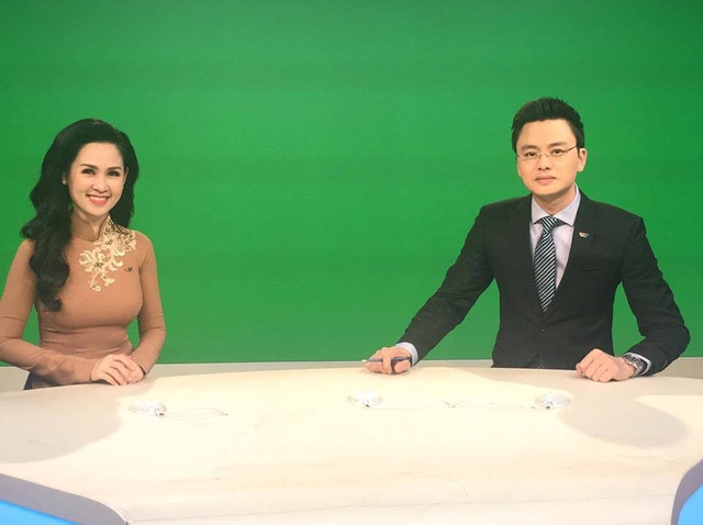 
BTV Hữu Bằng kh&aacute; buồn khi đ&acirc;y l&agrave; lần cuối c&ugrave;ng anh được dẫn bản tin Thời sự c&ugrave;ng người đồng nghiệp xinh đẹp Thu&yacute; Hằng.
