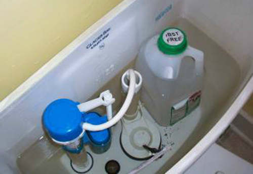 Đặt chai nước đầy vào trong bể chứa của bồn cầu giúp tiết kiệm nước xả.