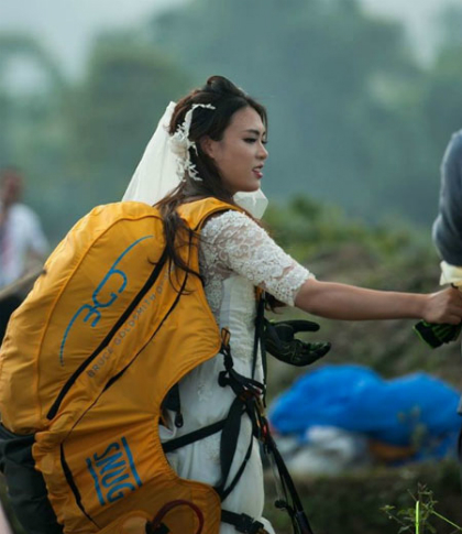 Cô dâu và chú rể là thành viên của 2 CLB dù lượn nổi tiếng ở Hà Nội nên họ quyết định tổ chức hôn lễ thể hiện đúng đam mê bản thân. Cả hai xuất phát tại Đồi Bù, Lương Sơn, Hòa Bình, cách nơi tổ chức đám cưới khoảng 3 km.