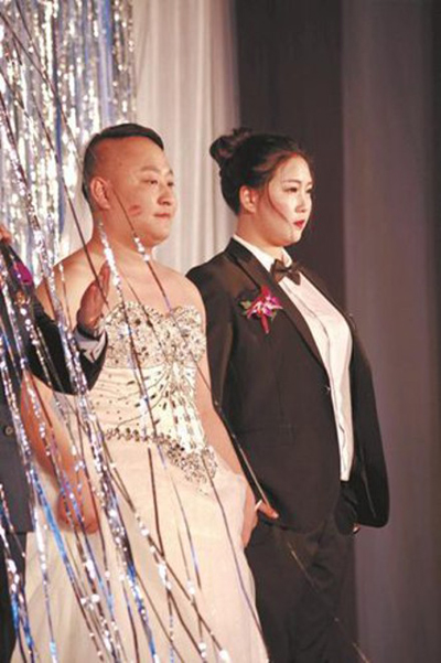 
Cô dâu Ou Qian cảm thấy tự ti với thân hình to béo nên không chịu mặc váy cưới mà đề nghị chồng mặc thay. Ảnh: Shanghai Daily
