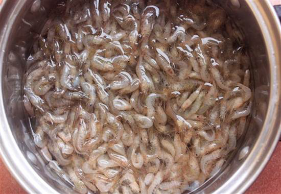 Bước 2: Gạo rang cho tới chín vàng, để gạo nguội rồi cho vào máy xay xay nhỏ, mịn để làm thính.