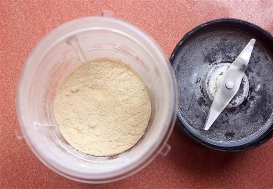 Bước 3: Tép sau khi ráo nước cho vào máy xay thịt, xay nhuyễn.