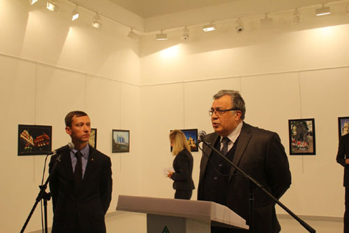 
Đại sứ Karlov (phải) ngay trước lúc bị ám sát. Ảnh: Twitter
