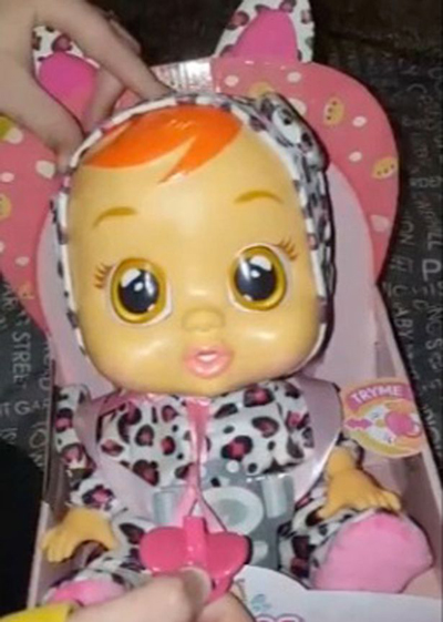 
Búp bê Cry Baby với tiếng khóc rên rỉ, nhạy cảm khiến các ông bố bà mẹ đều sốc. Ảnh: Wales Online
