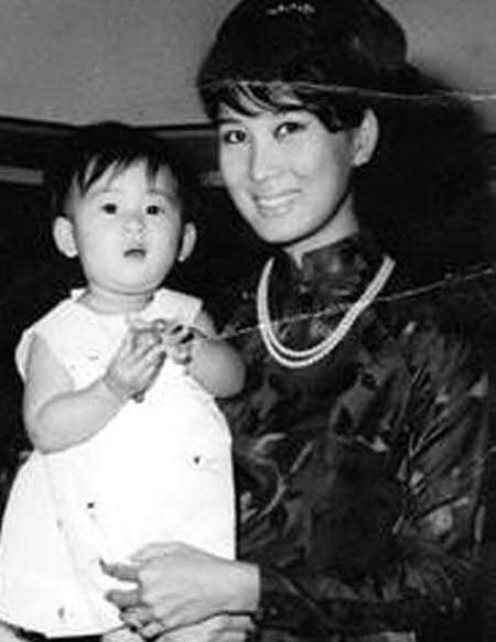 
Mẹ của chị - bà Đặng Tuyết Mai - sinh năm 1942, từng là một tiếp viên hàng không trước khi lập gia đình. Khi còn trẻ, bà được xem là một biểu tượng nhan sắc.
