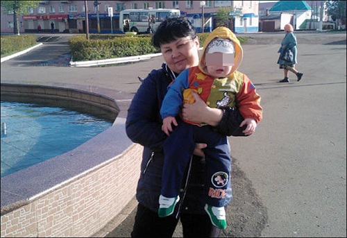 
Bà Lyubov và con trai đỡ đầu năm 2014. Ảnh: Siberia Times
