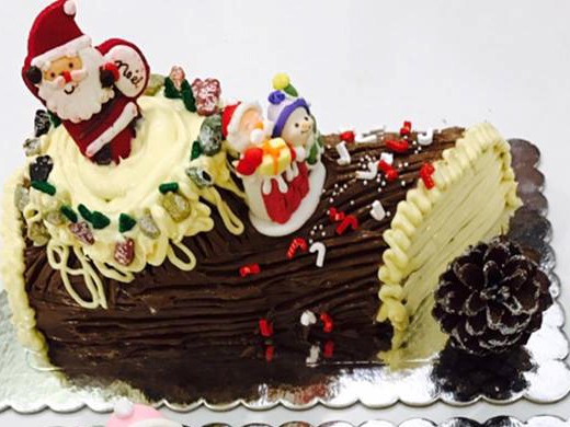 Bạn c&oacute; thể d&ugrave;ng chocolate nhiều m&agrave;u sắc, h&igrave;nh d&aacute;ng trang tr&iacute; để b&aacute;nh th&ecirc;m sinh động.