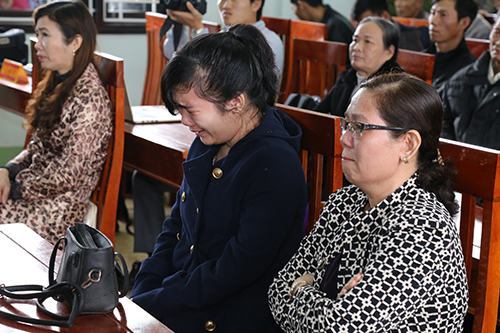 
Chị Trần Thị Nghĩa, con gái nạn nhân khóc nức nở khi nghe lời khai của các bị cáo. Ảnh: Hoàng Táo
