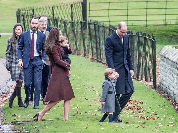 
Khác với truyền thống đón Giáng sinh hàng năm cùng các thành viên hoàng gia ở Sandringham Palace, năm nay cặp vợ chồng hoàng gia quyết định đưa hai con về nghỉ lễ cùng với bố mẹ Kate, ông Michael và bà Carol Middleton.
