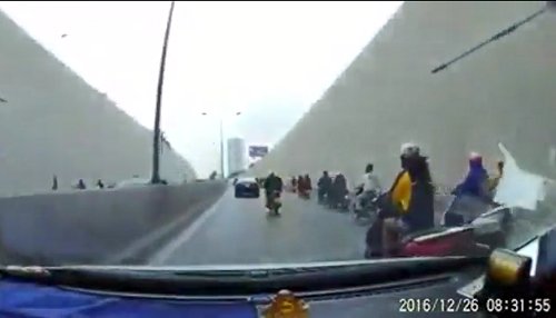Hình ảnh cắt từ clip ghi lại tình huống nguy hiểm tại hầm Kim Liên, Hà Nội