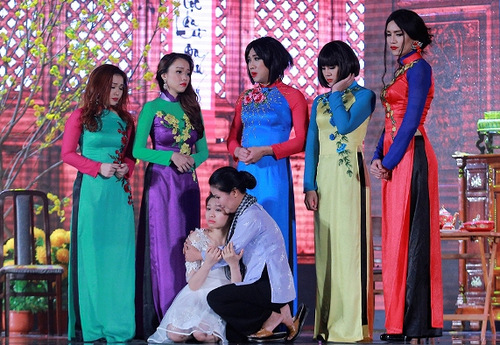 
Duy Khánh, Trấn Thành (thứ hai, ba từ phải qua) trong lần kết hợp ở chương trình Gala Nhạc Việt năm ngoái.
