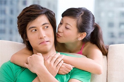 Tôi thấy thương vợ quá, mới ngẫm nghĩ một hồi, rồi bảo: Đi! Anh chở em tới shop này, đảm bảo đồ ở đó em mặc vào sẽ đẹp không thua gì mấy con ma-nơ-canh. (Ảnh minh họa)