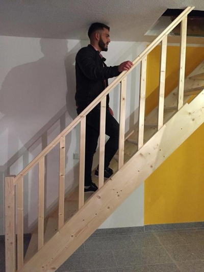 Cầu thang gỗ mới đóng khiến cả những người có chiều cao trung bình cũng gặp khó khăn.
