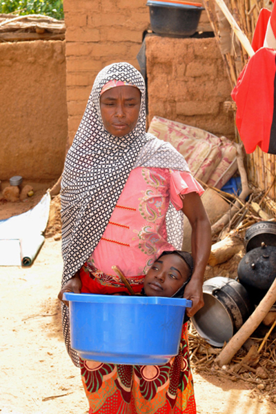 
Mỗi khi đi đ&acirc;u, mẹ Rahma lại b&ecirc; chiếc chậu c&oacute; con g&aacute;i ở trong. Ảnh: Barcroft Media
